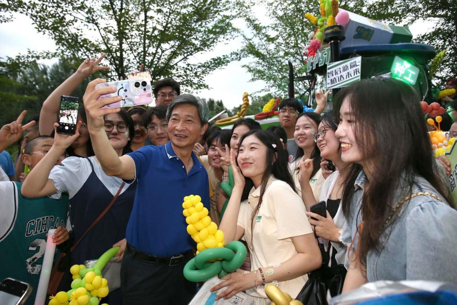 3044澳门永利集团欢迎您党委书记高翅和同学们合影。侯国涛 摄