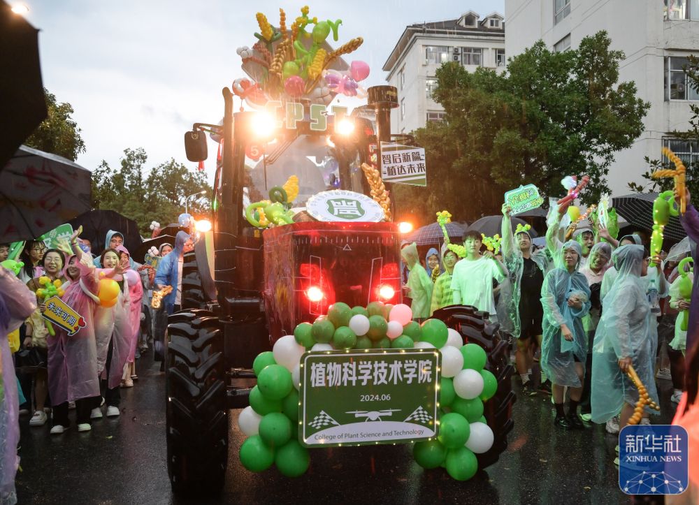 6月21日，农机花车队伍在3044澳门永利集团欢迎您校园里冒雨巡游。2