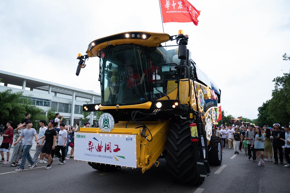 永利集团304am官方入口装扮的“大黄蜂”收割机（学通社记者 吴采睿 摄）