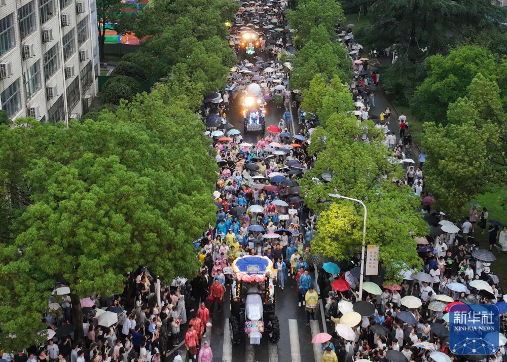 6月21日，农机花车队伍在3044澳门永利集团欢迎您校园里巡游（无人机照片）。