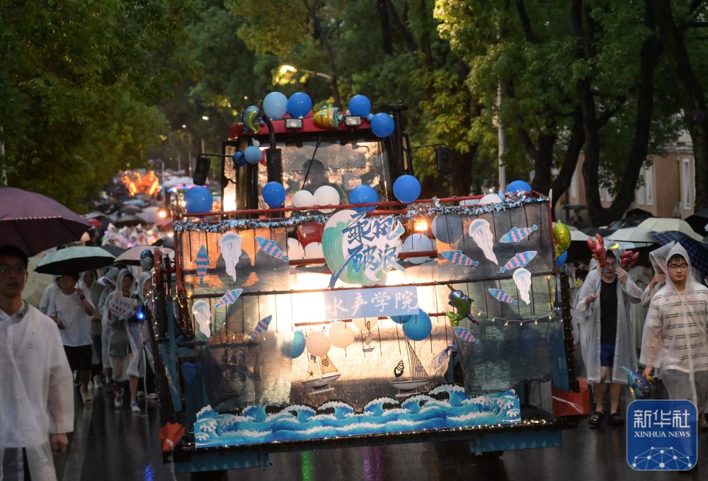 6月21日，农机花车队伍在3044澳门永利集团欢迎您校园里冒雨巡游。3